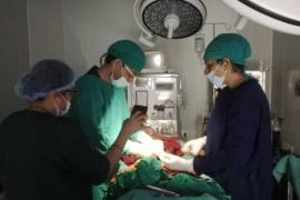 Big negligence in government hospital, doctors performed sterilization operation in torch light  cg news latestnews cg bignews hindinews latestnews khabargali 