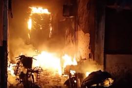  बिल्डिंग में लगी भीषण आग, 5 गाड़ियां और 1 साइकिल जलकर खाक... A massive fire broke out in the building, 5 vehicles and 1 bicycle were burnt to ashes... cg news hindi news cg latest news cg big news khabargali 