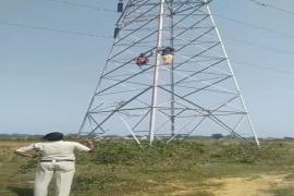 40 फीट ऊंचे बिजली टावर पर चढ़ गई महिला, पति के ताने से थी परेशान Woman climbed 40 feet high electricity tower, was upset with her husband's taunts cg news  cg big news latest news khabargali   