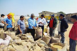 कलेक्टर ने धान खरीदी केंद्र का किया निरिक्षण, किसानों से बारदाना लाने कहा तो होगी कार्रवाई खबरगली MLA reached paddy procurement center, gave instructions to officials cg news hindi news cg big news khabargali 