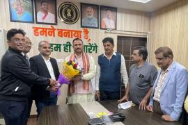 The problems of hospitals will be solved soon, the officials of the association met Health Minister Shyambihari Jaiswal under the leadership of IMA President Dr. Solanki, President Dr. Kuldeep Solanki, Vice President Dr. Ketan Shah, Secretary Dr. Sanjeev Srivastava, Dr. Vimal Chopra former MLA Mahasamund, Dr. Surendra Shukla and Dr. Akhilesh Dubey senior orthopedic specialist, Dr. Kishore Sinha, Chhattisgarh, Khabargali