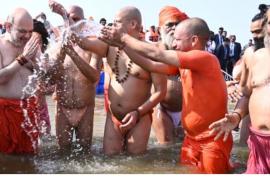 Amit Shah took a dip in the Kumbh with saints, Prayagraj, Khabargali