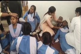 सीमेंट प्लांट की जहरीली गैस से 35 छात्राएं बेहोश, मची अफरा-तफरी खबरगली 35 girl students unconscious due to poisonous gas of cement plant, chaos created news  cg news cg big news hindi news cg latest news khabargali 