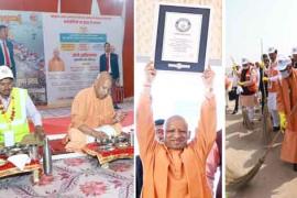 CM Yogi removed garbage from the Ganga river, sat with the sanitation workers and had lunch, announced a bonus of 10 thousand rupees for sanitation workers associated with Maha Kumbh, Prayagraj, Khabargali