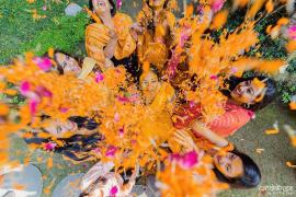 Women of Avni Green Society played Holi with flowers, danced with colors, Raipur, Chhattisgarh, Khabargali