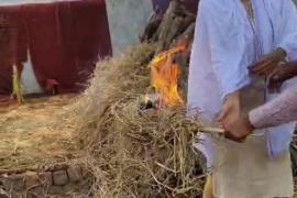 बेटी ने मां की चिता को मुखाग्नि दी, बस में हार्ट अटैक से हुई थी महिला की मौत खबरगली Daughter lit the funeral pyre of her mother, woman had died of heart attack in the bus  cg news cg big news latest news cg hindi news khabargali 