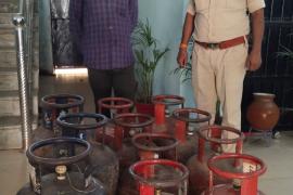 Illegal gas cylinder refilling racket busted in Raipur, Rs 15,300 cash seized along with 12 gas cylinder refilling equipment Raipur, Chhattisgarh Khabargali, Muzgahan police arrested Neeraj Dhankar and Dayalu Sahu of illegal gas cylinder refilling racket in Kandul,