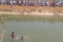  Pickup vehicle fell into the canal, five villagers including two children swept away  cg news korba news cg big news khbargali 