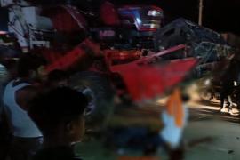 Bike collided with a harvester parked on the roadside, three died, two youths were beheaded latest News cg news accident news khabargali 