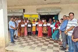 Adani Foundation is making women self-reliant through skill development, 60 women got three months sewing training and certificate under Saksham program, Raigarh, Chhattisgarh, Khabargali