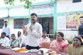 Asamblea de Dharsiwa MLA Anuj Sharma, pueblo de Janchaupal Motipur, Madhaipur, Chhadia, Alesur, Pachri recibió muchos regalos, Chhattisgarh, Khabargali