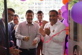 Se inauguró la tercera sucursal del AU Small Finance Bank, Pujari Complex Pujari Complex, Panchpedi Naka, Manishraj Singhania, el presidente de la Cámara de Comercio de Chhattisgarh, Satish Thorani, y el tesorero de la Cámara de Comercio, Nikesh Bardia, Raipur, Chhattisgarh, Khabargali