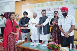 Cash prizes worth twenty thousand rupees were given in the on the spot cartoon competition organized by Cartoon Watch and Social Welfare Department, CSIDC Chairman Rajiv Agarwal, Child Protection Commission Chairperson Varnika Sharma, Apex Bank Chairman Kedar Gupta and Minority Commission Chairman Amarjeet Chhabra, Cartoon Watch Editor Tryambak Sharma, Raipur, Chhattisgarh, Khabargali
