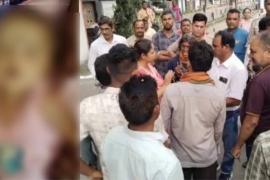 Negligence in Anganwadi Centre, a two and half month old child died after being given four vaccines at once, family members created a ruckus Chhattisgarh News bilaspur news khabargali 