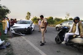 A speeding car hits a motorcycle, killing three friends; people scream at the bloody scene. Hindi latest news big news khabargali 