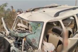A Scorpio and a truck collided, killing five people, including an army officer. Hindi latest news accident news khabargali 