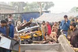 Three killed, five injured in bus-auto collision hindi News latest news khabargali 