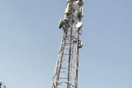 A young man climbed a mobile tower, causing panic and drama that lasted for several hours. Hindi News latest News big news khabargali 