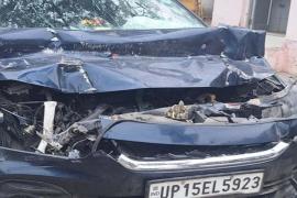 The havoc of high speed, car collided with an unknown vehicle, driver gasped, people screamed seeing the condition of 4 people. Hindi News latest News khabargali 