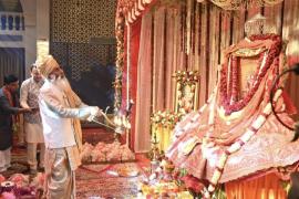 A massive crowd of devotees gathered for the fourth auspicious ceremony of Devsar Mata; artists from five states gave performances; rituals including lighting the sacred lamp, applying henna, offering scarves and garlands, and singing congratulatory songs were performed; the manifestation festival was celebrated; Ramu Marwari from Rajasthan performed a breathtaking dance. Raipur, Chhattisgarh, Khabargali.