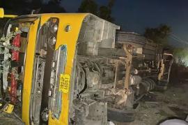 राजस्थान में दर्दनान हादसा, लग्जरी बस के पलटने से 2 की मौत, 20 यात्री घायल खबरगली Two killed, 20 passengers injured as luxury bus overturns in Rajasthan hindi news big news khabargali 