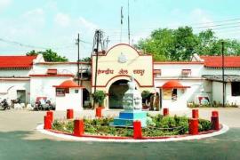 In Raipur Central Jail, an inmate's girlfriend filmed a video, took her mobile phone into the meeting room, causing a stir.