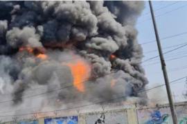 रायपुर की फैक्ट्री में भीषण अग्निकांड, आसमान में 22 किलोमीटर दूर तक दिखा काला धुआं खबरगली A massive fire broke out at a factory in Raipur, with black smoke visible for 22 kilometres. Hindi news latest news khabargali 