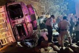  धान से लदा ट्रक कार के ऊपर पलटा, 4 लोगों की मौत खबरगली Paddy-laden truck overturns on car, 4 killed Raipur Chhattisgarh khabargali 