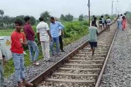 लिंक एक्सप्रेस की चपेट में आने से दो की मौत, रेलवे कर्मी और ठेकाकर्मी की दर्दनाक मौत खबरगली Two people died after being hit by the Link Express, a railway employee and a contract worker died tragically. hindi news big news khabargali 