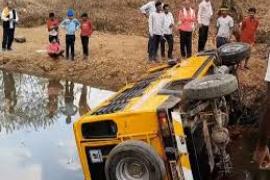  गहरी खाई में गिरी पिकअप वाहन, 4 की मौत, 20 घायल खबरगली Pickup vehicle falls into deep ditch, 4 killed, 20 injured raigarh chhattisgarh hindi news khabargali 