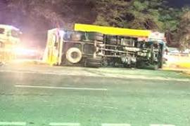 ट्रक की टक्कर ने सड़क पर बिछा दी लाशें, शव के उड़े चीथड़े, 4 की मौत खबरगली A truck collision left bodies strewn across the road, 4 dead.hindi news latest khabargali 