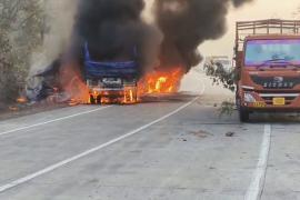  A truck and a trailer collided, leaving the driver trapped in the trailer cabin burned to death.balrampur hindi news latest news khabargali 
