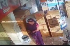 Woman tries on jewellery to 'call a friend', flees wearing jewellery worth Rs 5 lakh raipur chhattisgarh hindi news khabargali 