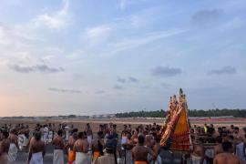 Flights halted, faith took flight... A unique religious procession descended on the runway of Thiruvananthapuram airport; the airport runway became a sacred route during Painkuni Aarattu in the Kerala capital; flights halted at Thiruvananthapuram airport; a centuries-old temple procession passed through the runway; built by the Travancore royal family in 1932, the airport, now operated by the Adani Group, carried on the historical tradition. Khabargali