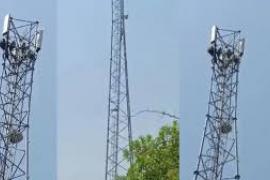 A minor girl climbed a 200-foot tower to get married, leading to hours of high-voltage drama. hindi news bihar news khabargali 