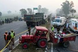  A horrific road accident in Moradabad, a dumper collided with a tractor-trolley, killing four people. hindi news latest news khabargali 