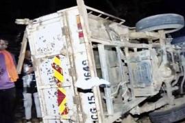  A pickup full of wedding guests met with an accident, killing a young man. big news balrampur chhattisgarhkhabargali 