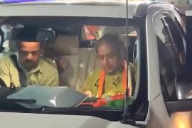 Shashi Tharoor's convoy attacked in Kerala; vehicle surrounded in the middle of the road, gunman also beaten Hindi news big news khabargali 