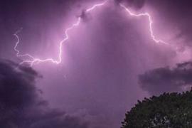 Two people died due to lightning during heavy storm and rain, one is in critical condition. Rajnandgaon news khabargali 