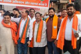 The charm of 'Modi Magic', Raipur BJP Business Cell celebrated victory on the huge victory in Bengal-Assam, distributed 'Jhalmuri' at Jaistambh Chowk, there was a lot of fireworks, State Coordinator Subhash Agarwal, Media Incharge Santosh Baid, Ramesh Singh Thakur, Cabinet Minister rank Sanjay Srivastava, Khabargali