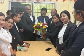 Chairman of Civil Supplies Corporation Sanjay Srivastava reached Raipur District and Sessions Court and congratulated the new executive of the Bar Association, President Dinesh Kumar Devangan, Senior Vice President Mrs. Bharti Rathore, Junior Vice President Suryakant Patskar, Secretary Rakesh Puri, Treasurer Mrs. Rani Laxmi Sahu, Joint Secretary Gunesh Kumar Nirmalkar and Mrs. Neha Rathore, Library Secretary Mahendra Kumar Devangan, Cultural and Sports Secretary Yugeshwar Sahu, Chhattisgarh, Khabargali
