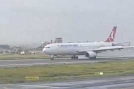  A major accident was averted at the airport when a plane tyre caught fire, carrying 277 passengers. new delhi hindi news big news khabargali 