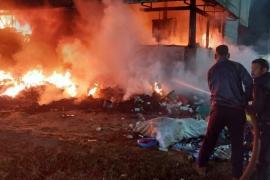 A massive fire broke out at a biscuit factory late last night, with losses estimated at Rs 4-5 crore. raipur chhattisgarh hindi news khabargali 
