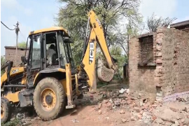 Bulldozers raze 80 houses in Nakti village; 60 families relocated to Naya Raipur. Hindi news latest news khabargali 