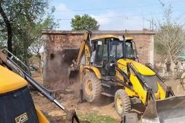 Bulldozers raze 80 houses in Nakti village; 60 families relocated to Naya Raipur. Hindi news latest khabargali 