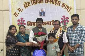 After 32 years of service, Civil Supplies Corporation driver Diwakar Rao Kadam was given a warm farewell, honoured by Chairman Sanjay Srivastava, Raipur, Chhattisgarh, Khabargali, Civil Supplies Corporation Headquarters