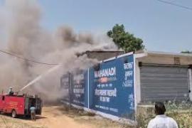Massive fire at firecracker warehouse; area shaken by explosions; brought under control after 3 hours. korba chhattisgarh hindi news khabargali 