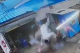 Deadly blast sends victim 15 feet into the air; helper killed in JCB tyre burst. bilaspur hindi news khabargali 