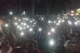 Vidyamitan' teachers stage a protest outside the Education Minister's residence, singing devotional songs to demand merger. Latest News big News hindi News Khabargali 