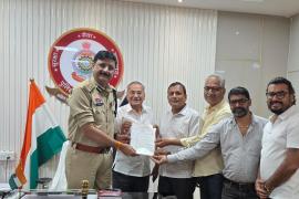 Raipur Sarafa and Silver Wholesale Association met with the Police Commissioner; expressed concern over the stalled trade due to blocked bank accounts. Police Commissioner Sanjeev Shukla, Additional Police Commissioner Amit Tukaram Kamble, Dharam Bhansali, Jitendra Golchha, Vinay Golchha, Chandra Prakash Golchha, Abhay Kothari, Chhattisgarh, Khabargali
